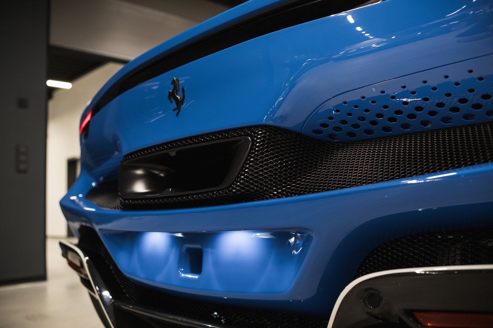 Fahrzeugabbildung Ferrari 296 GTS Sonderfarbe-Lift-Carbonsitz-Hifi-System