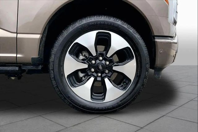 Ford F150 Lightning Platinum gr. Batterie im Vorlauf
