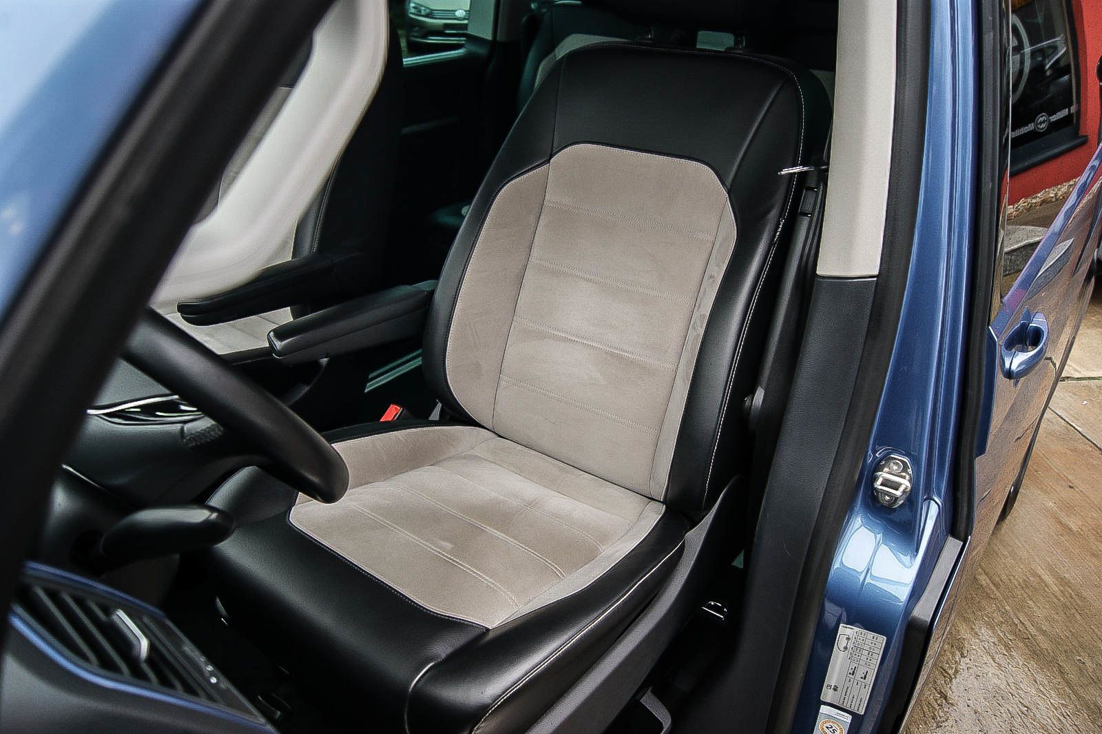 Fahrzeugabbildung Volkswagen T6 Multivan 2.0 TDI DSG Highline LEDER NAVI ACC