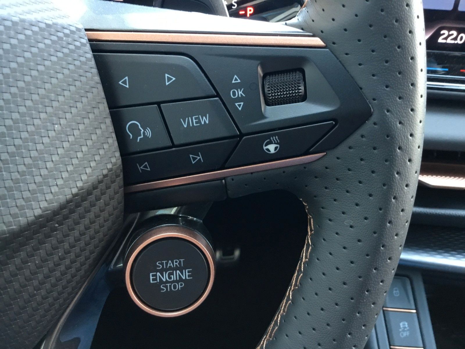 Fahrzeugabbildung CUPRA Terramar 1.5 e-HYBRID DSG+AHK+Kessy+Navi+18"