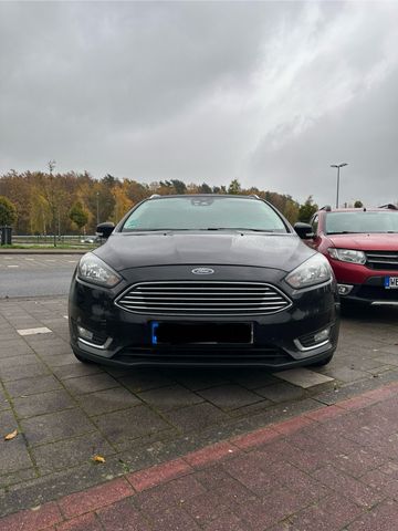 Ford Focus Turnier 5T, mit zwei Sätzen Rädern