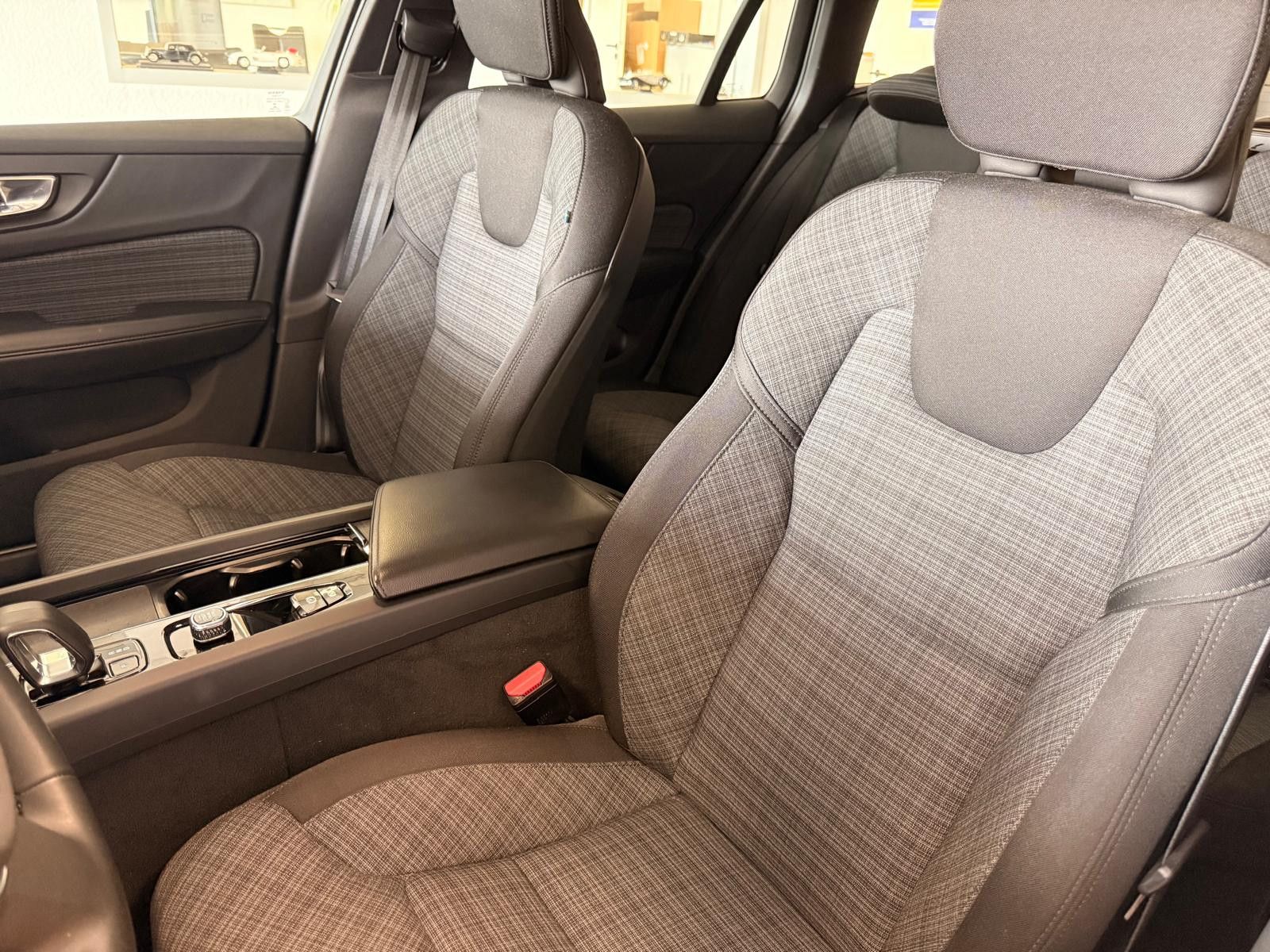 Fahrzeugabbildung Volvo V60 Kombi Core/ 1.HAND/SCHECKHEFT/8.FACH BEREIFT