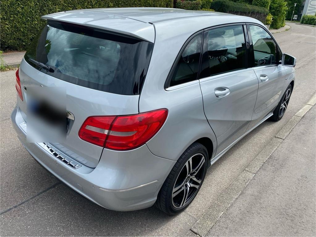 Mercedes-Benz B 180