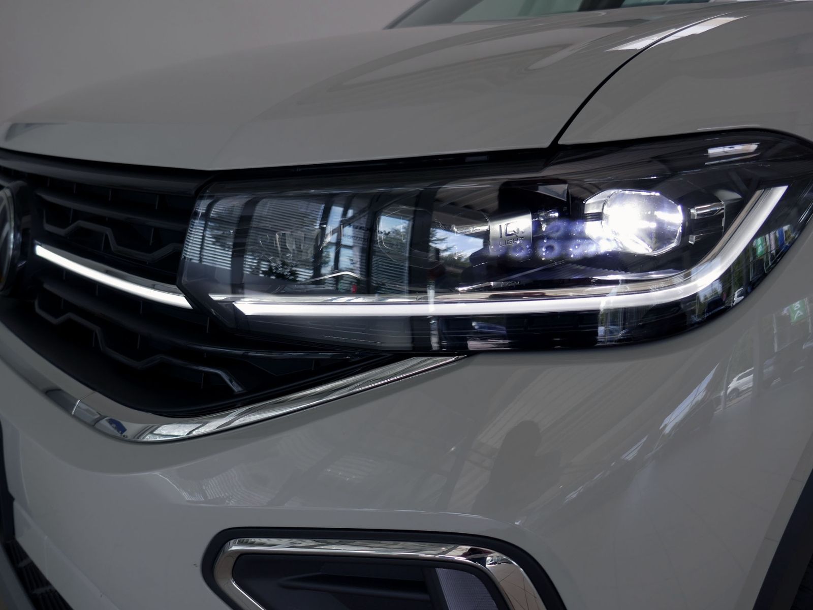 Fahrzeugabbildung Volkswagen T-Cross R-Line 1.0 TSI | LED PDC ACC Navi App