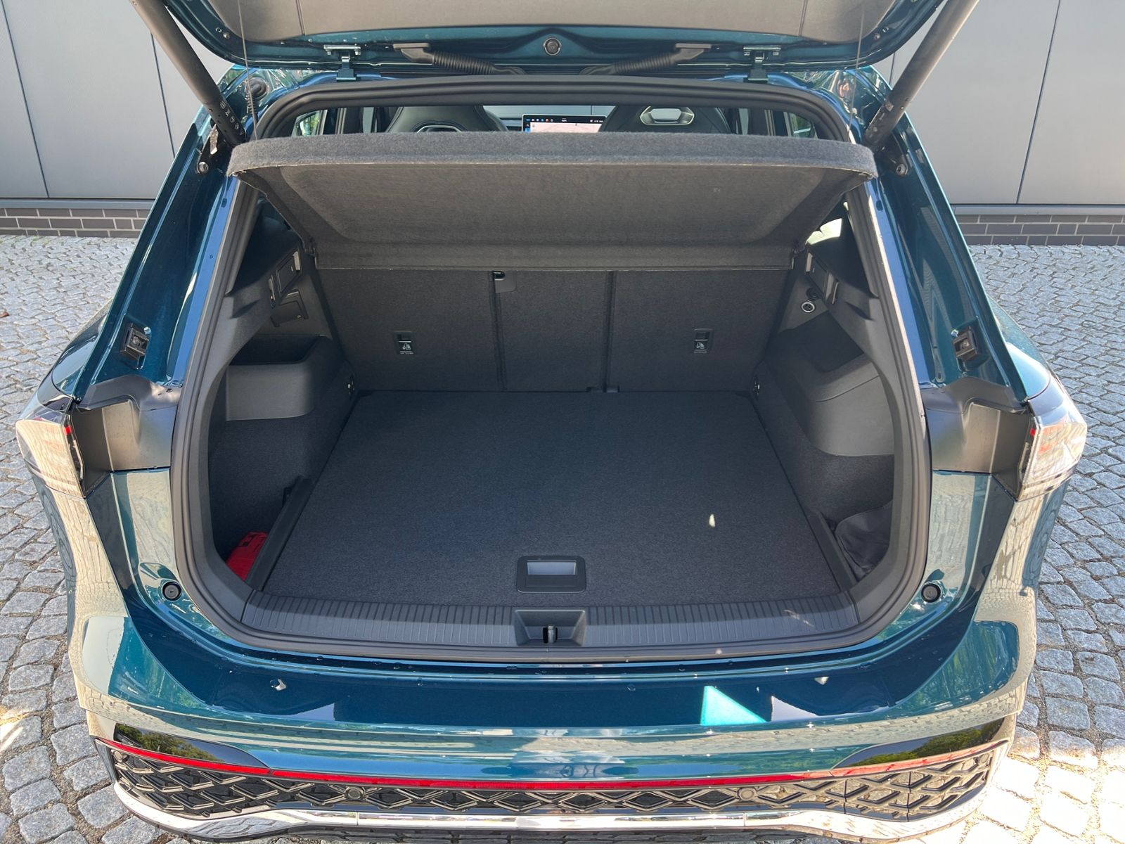 Fahrzeugabbildung Volkswagen Tiguan R-Line 1.5 eTSI DSG *AHK, IQ.Light, ACC,
