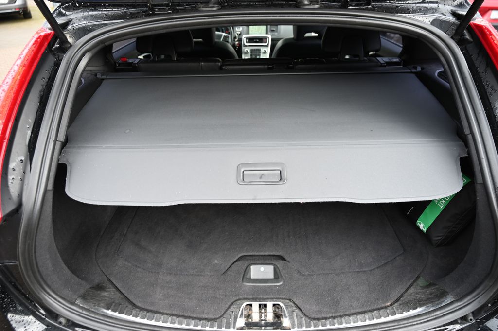 VOLVO V60 Kombi D4 Summum Leder Schiebedach Navi VOLL VOLVO V60 Kombi D4 Summum Leder Schiebedach Navi VOLL