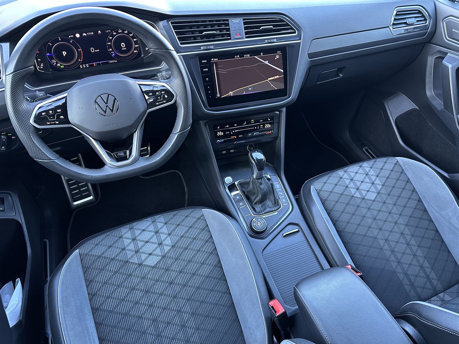 Fahrzeugabbildung Volkswagen Tiguan Allspace R-Line 4M NAV+LED+AHK+20ZO+360°