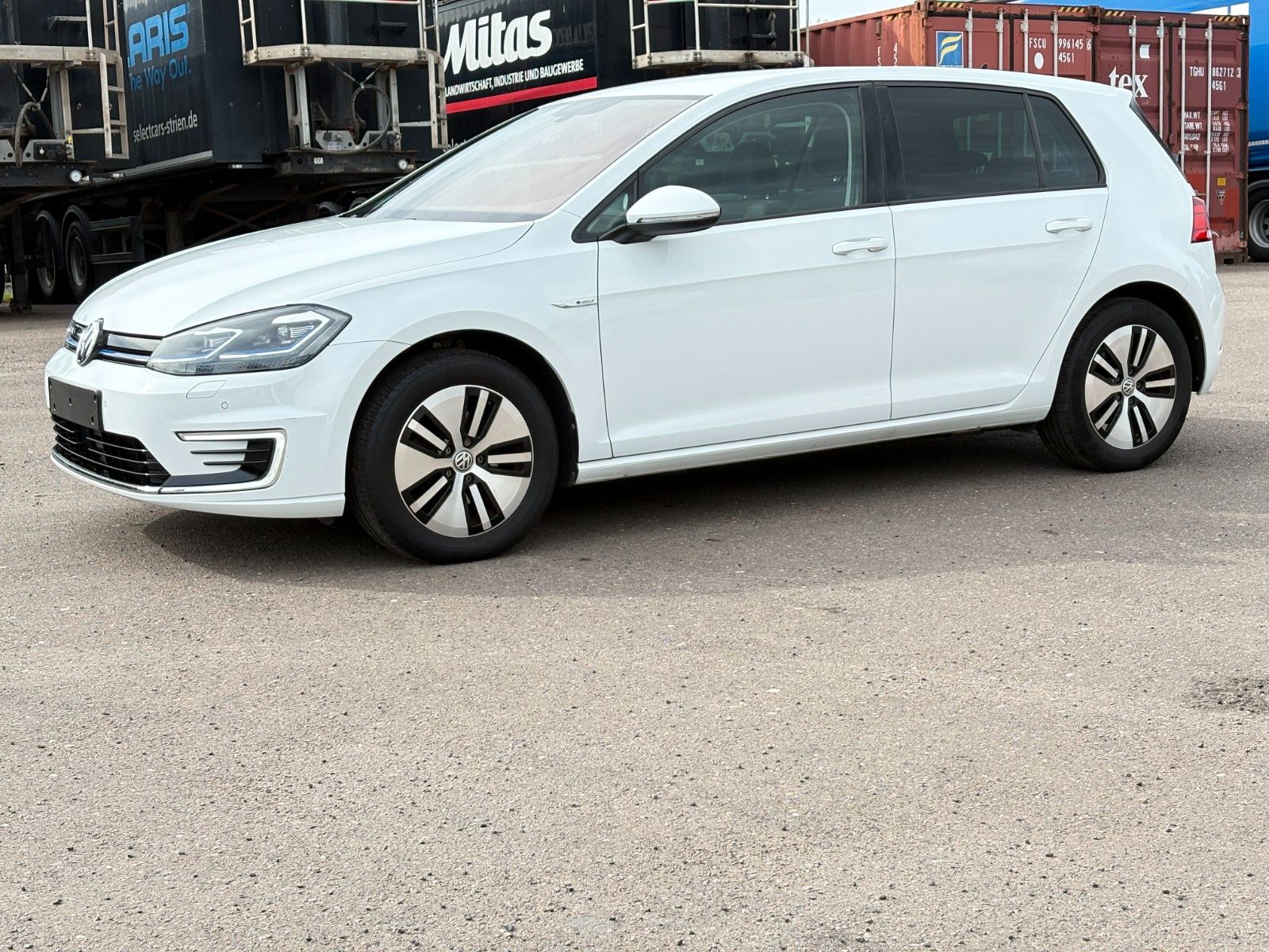 Volkswagen Golf - 1