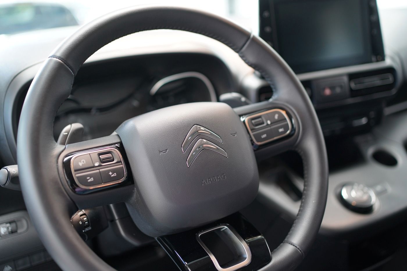 Fahrzeugabbildung Citroën Berlingo M PureTech 130 EAT8 Shine Automatik DAB