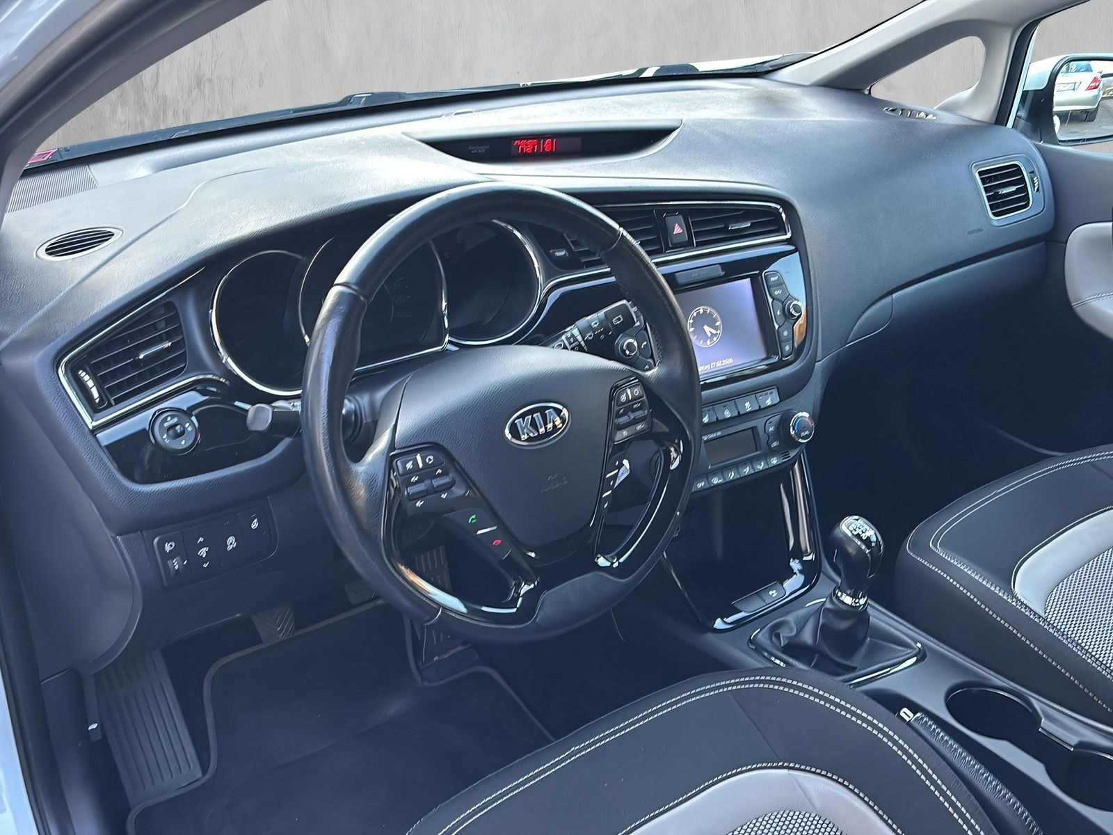 Fahrzeugabbildung Kia cee´d NAVI SITZHEIZ 2 x KLIMAAUT .TEMP. RF KAM