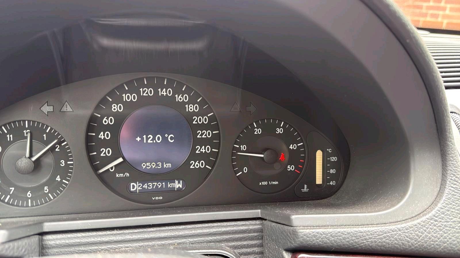 Mercedes-Benz E220 2004 — photo 7