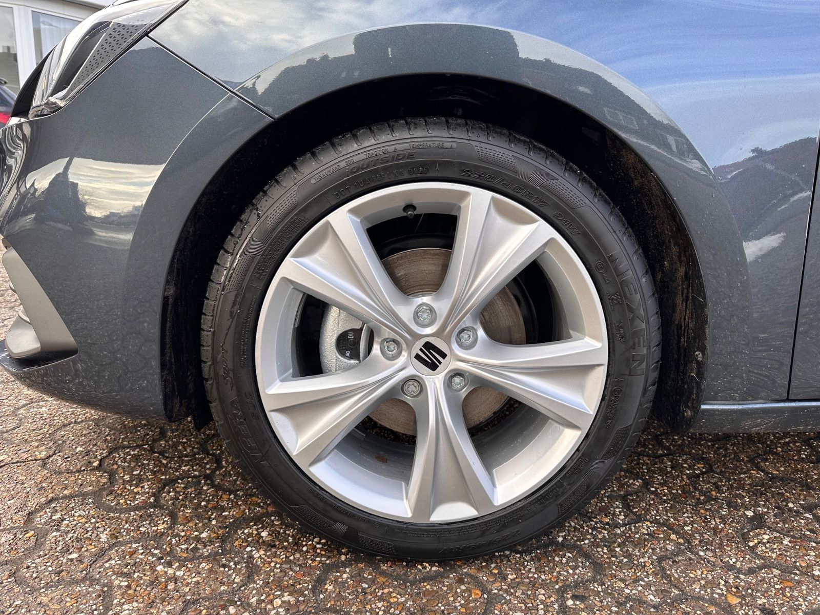 Fahrzeugabbildung SEAT Leon ST 1.5 eTSI FR DSG LED/GRA/SHZ/Kamera/APP