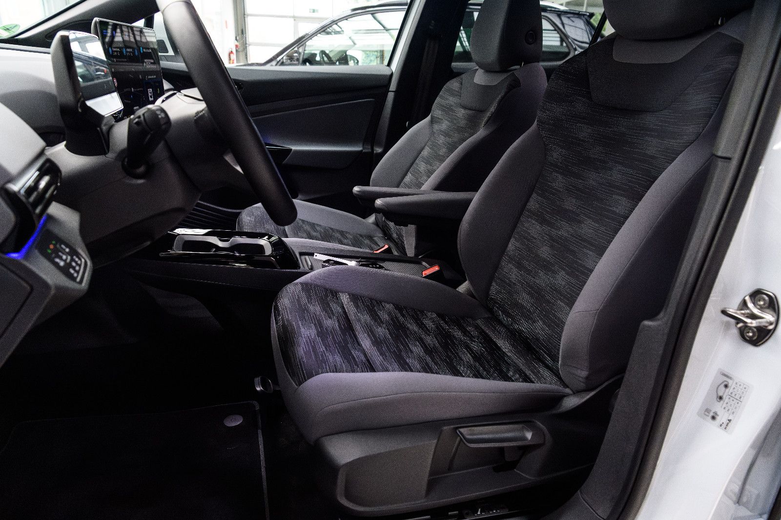 Fahrzeugabbildung Volkswagen ID.4 Pro IQ-LED+AHK+360°KAM+KEYLESS+WÄRMEP+DCC