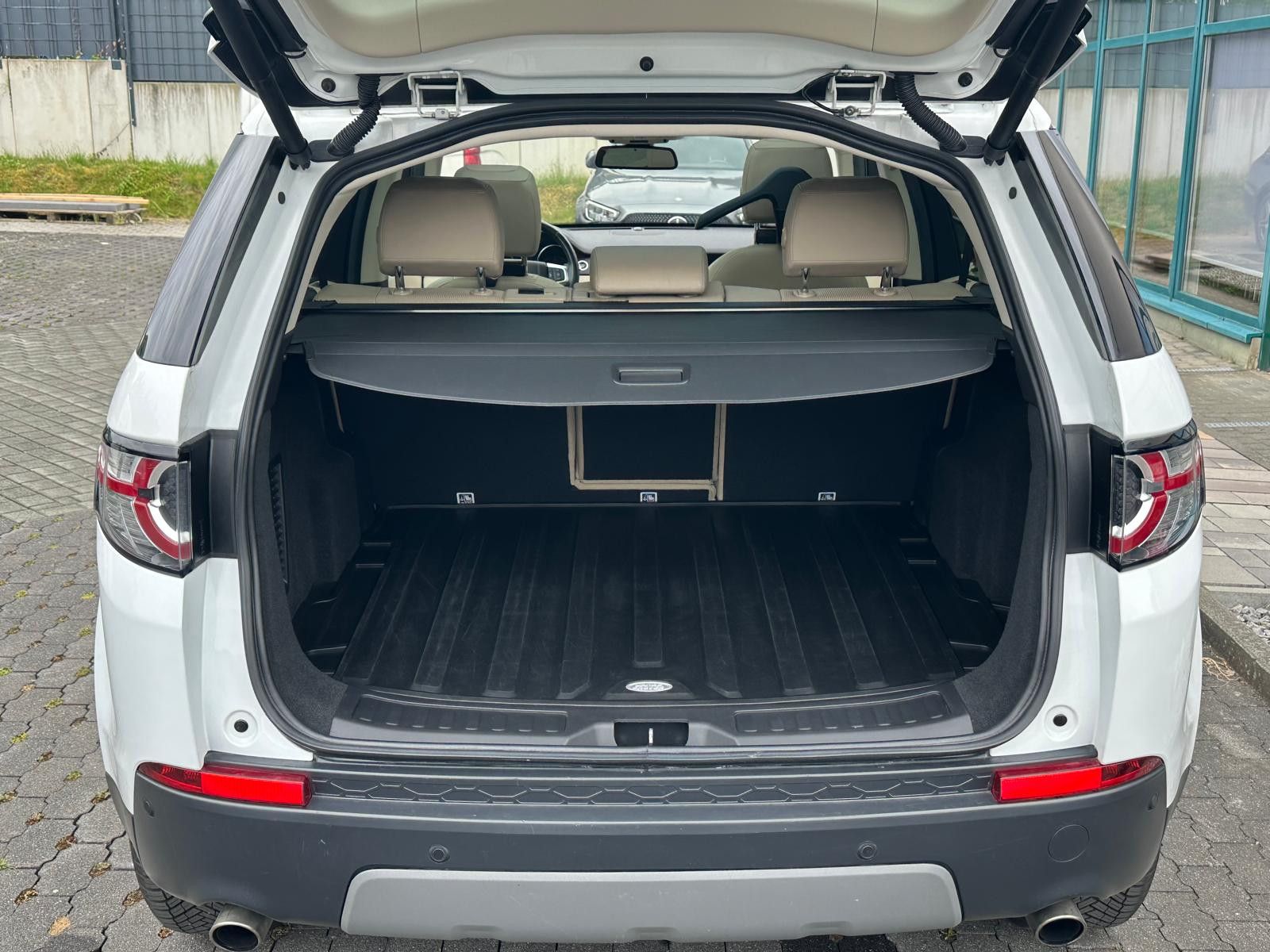 Fahrzeugabbildung Land Rover Discovery Sport SE AWD LED+PANO+KAM+NAVI+TEMPO+