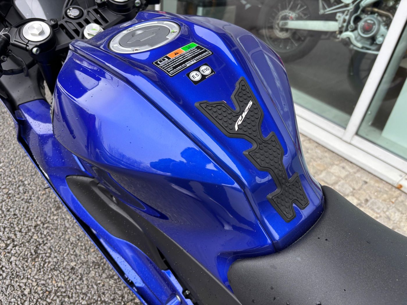 Fahrzeugabbildung Yamaha YZF- R125 mit Quickshifter und viel Zubehör