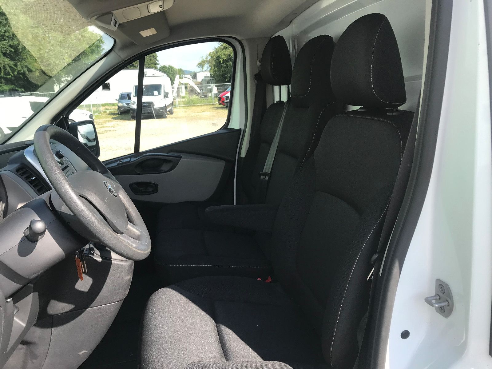 Fahrzeugabbildung Nissan NV300 Kastenwagen L1H1 2,7t PRO,PDC,SHg