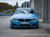 BMW M4 YAS MARINO - blaue BMW M4