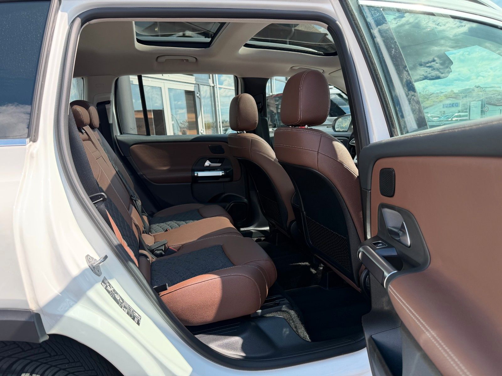 Fahrzeugabbildung Mercedes-Benz GLB 200d 4M 7Sitzer+StandH+Pano+Distr+AHK+360+