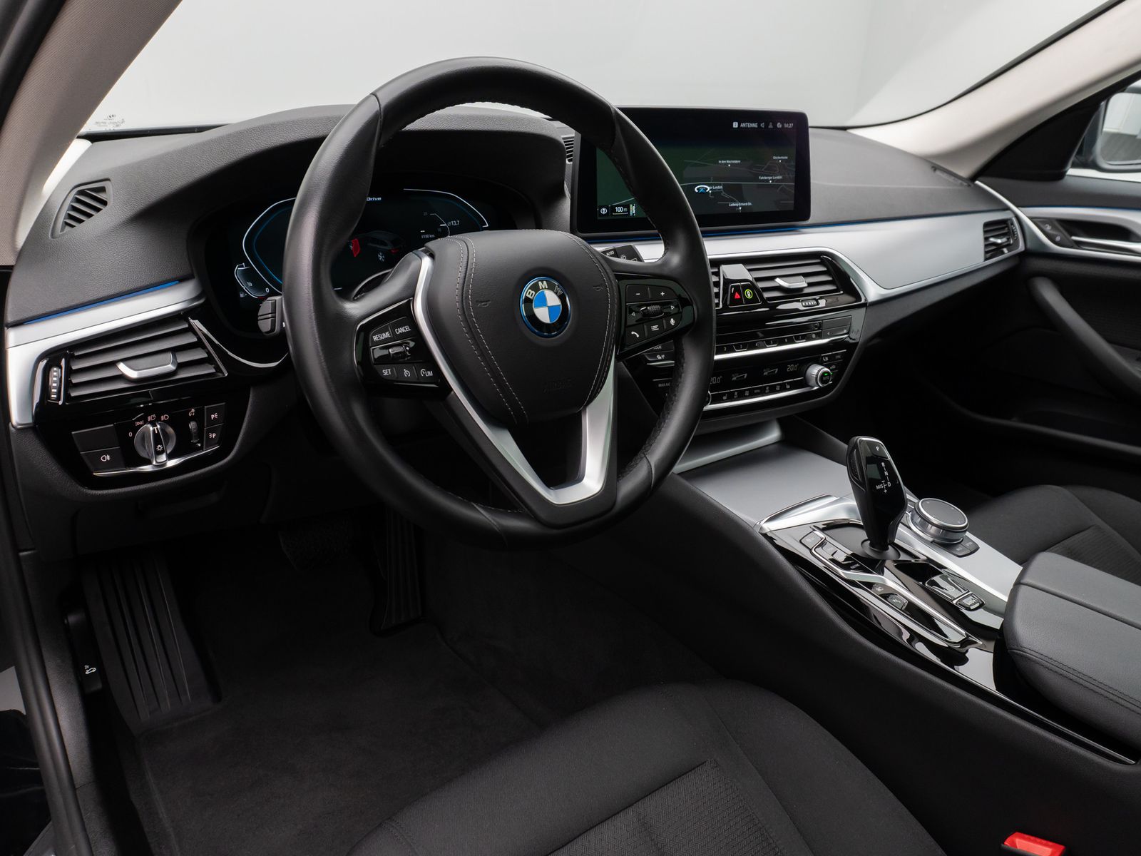 Fahrzeugabbildung BMW 530e xD Panorama Kamera CockPiPro DAB Alarm LED