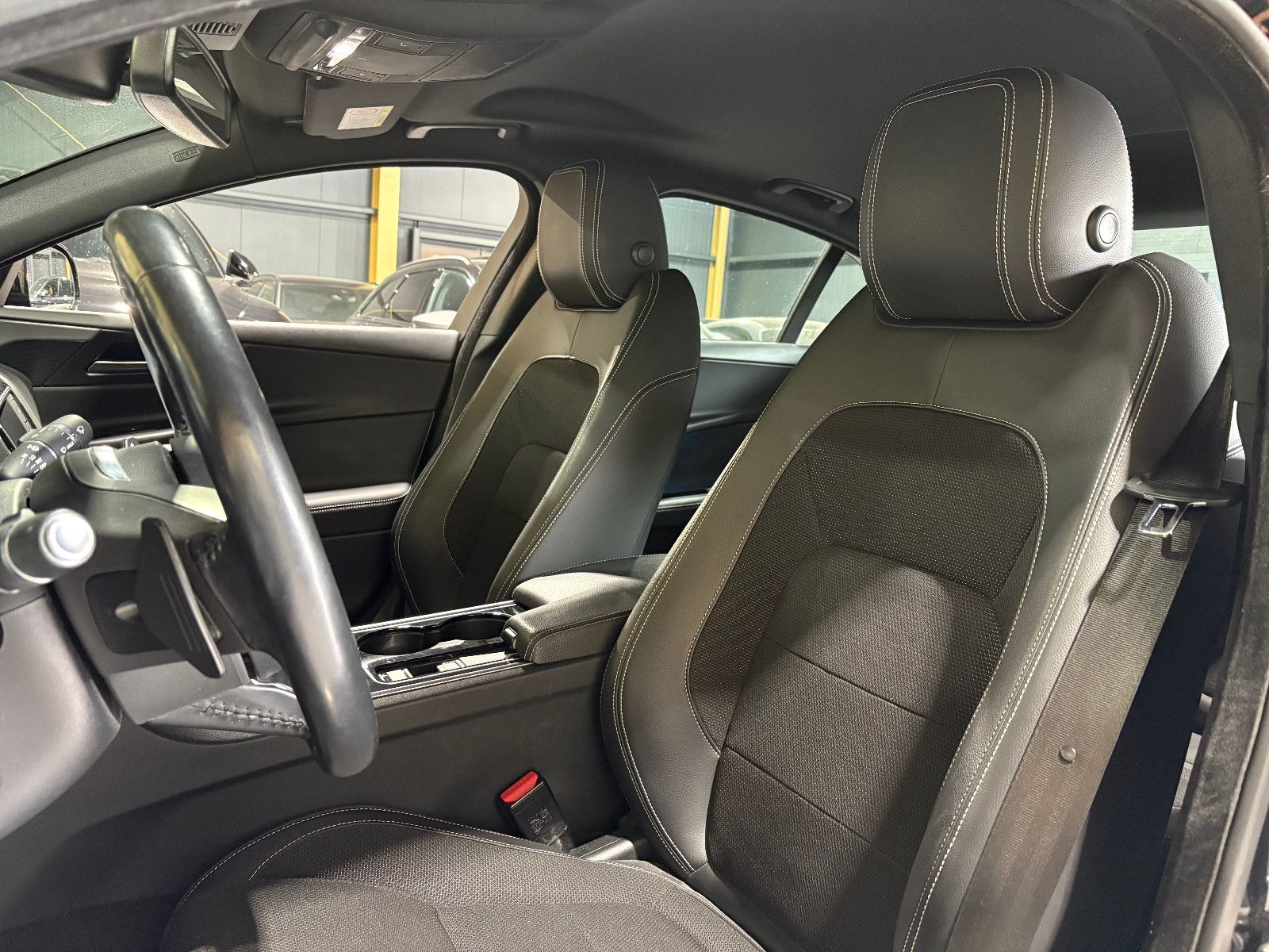 Fahrzeugabbildung Jaguar XE /TEMPOMAT/NAVI/SHZ/KLIMA/BI-XENON/SPURHALTE