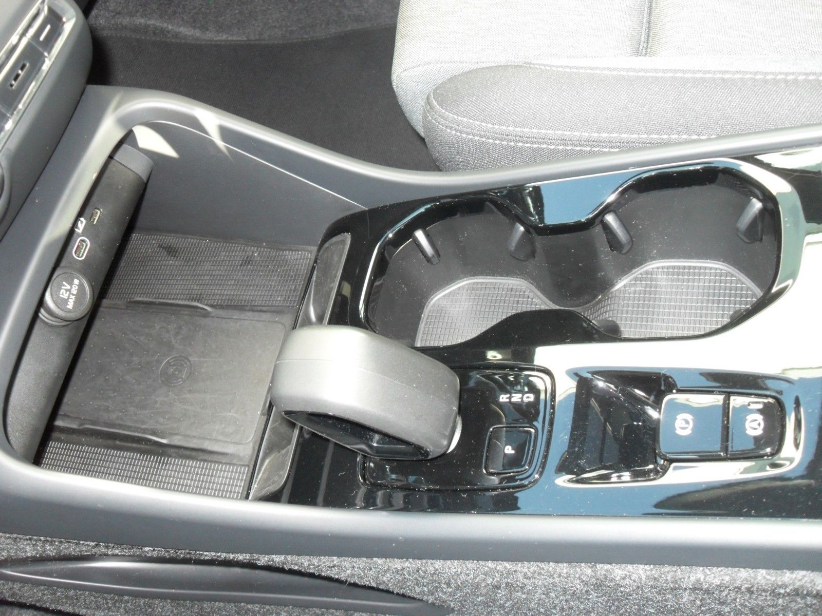 Fahrzeugabbildung Volvo XC 40 B3 Plus Black Edition | 360° | Panor.