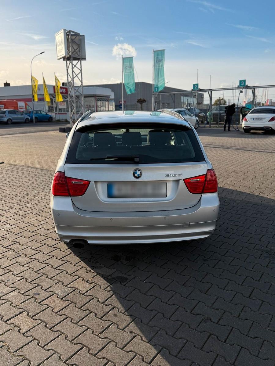 BMW 316 2011 — engine 179 HP (132kW)