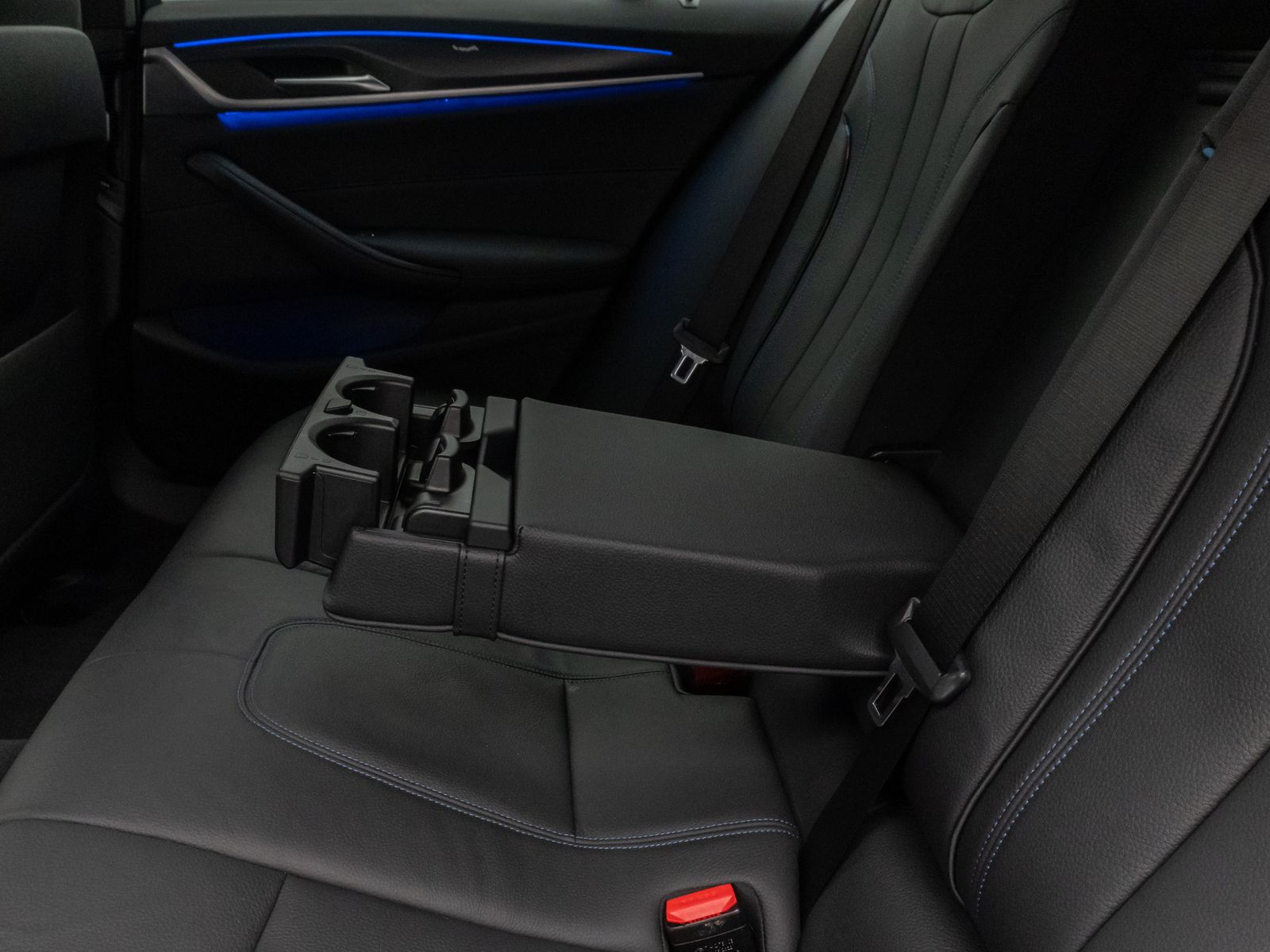 Fahrzeugabbildung BMW 530d M Sport Kamera Laser HUD DAB HiFi Komfort