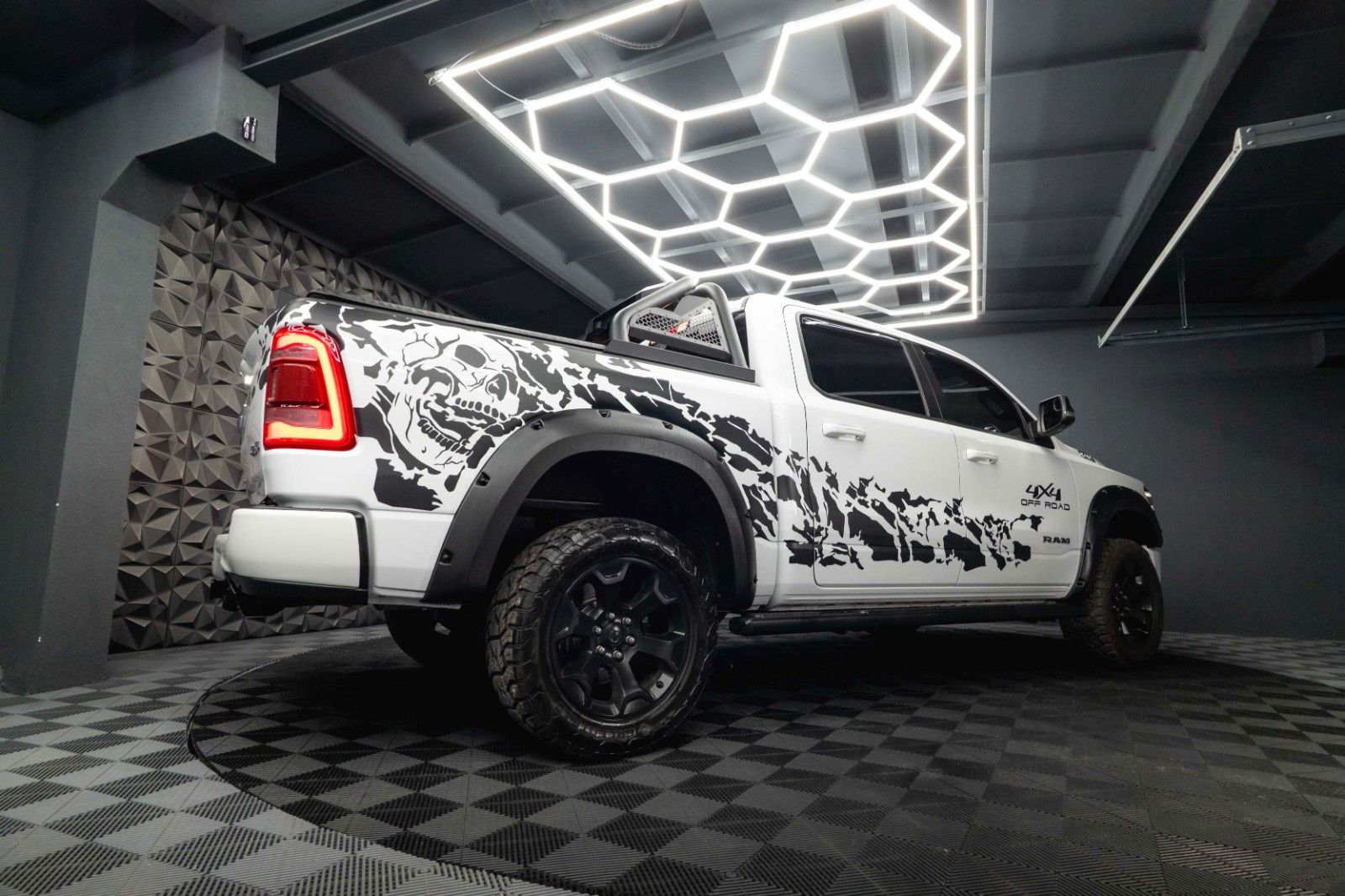 Fahrzeugabbildung Dodge RAM 5.7 V8 HEMI 4x4 OFFROAD Night-Paket Limited
