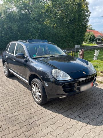 Porsche Cayenne S  ( der Motor macht Geräu...