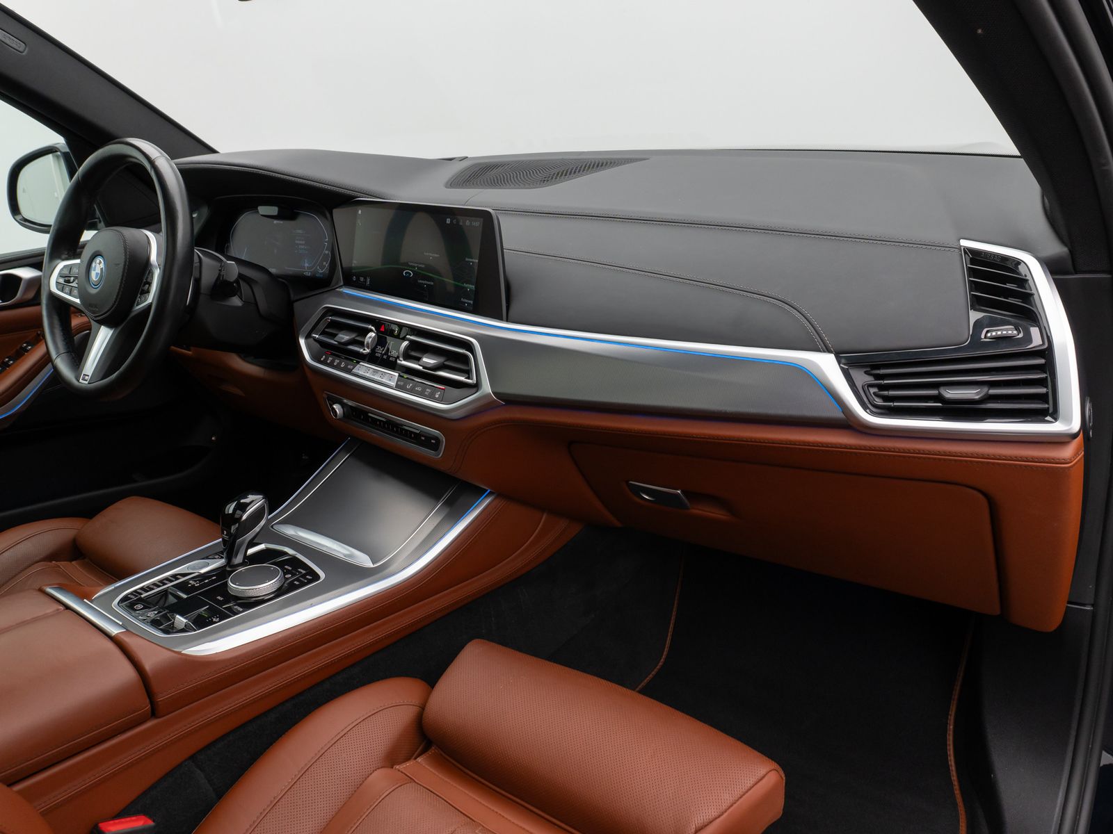 Fahrzeugabbildung BMW X5 xD45e M Sport Panorama 360°HUD HiFi NightVisi