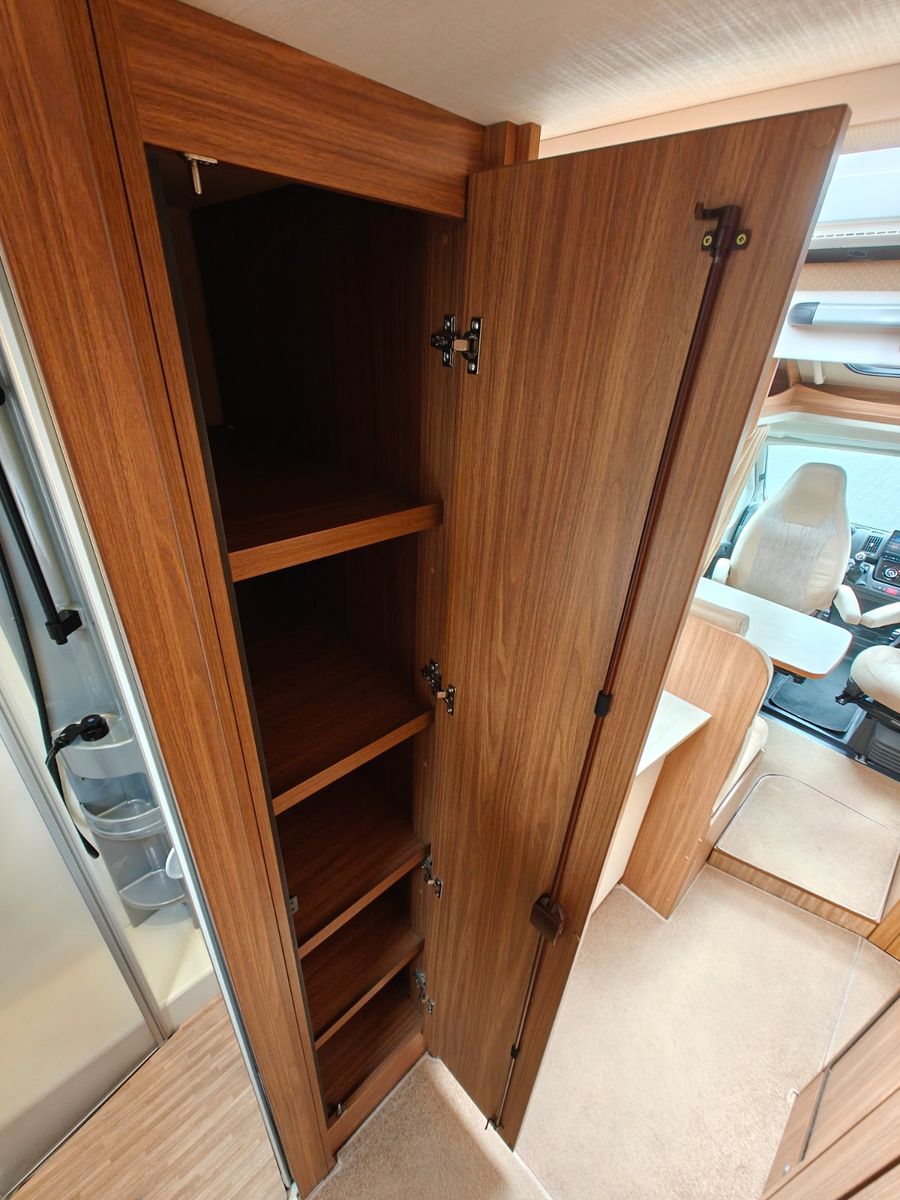 Fahrzeugabbildung Carado T-334 - Hubbett, SAT, TV, Navi, Markise -
