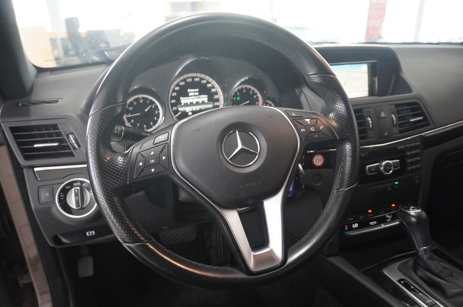 Fahrzeugabbildung Mercedes-Benz E 200 COUPE AVAMTGRADE NAVI/SHZ/SPORT/PDC/TEMP.