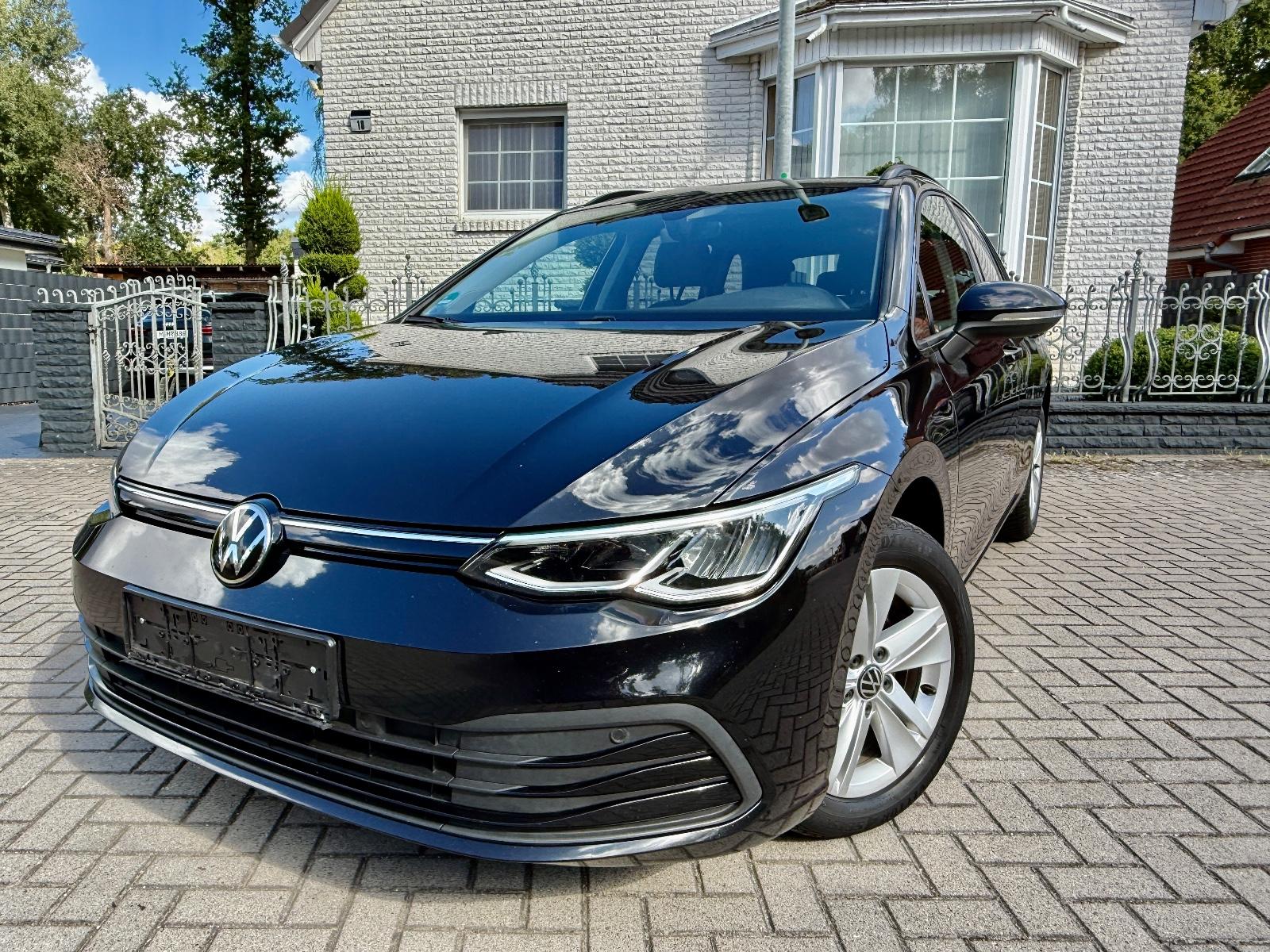 Volkswagen Golf VIII 2.0  Life. NAVISide Assist PDC LED