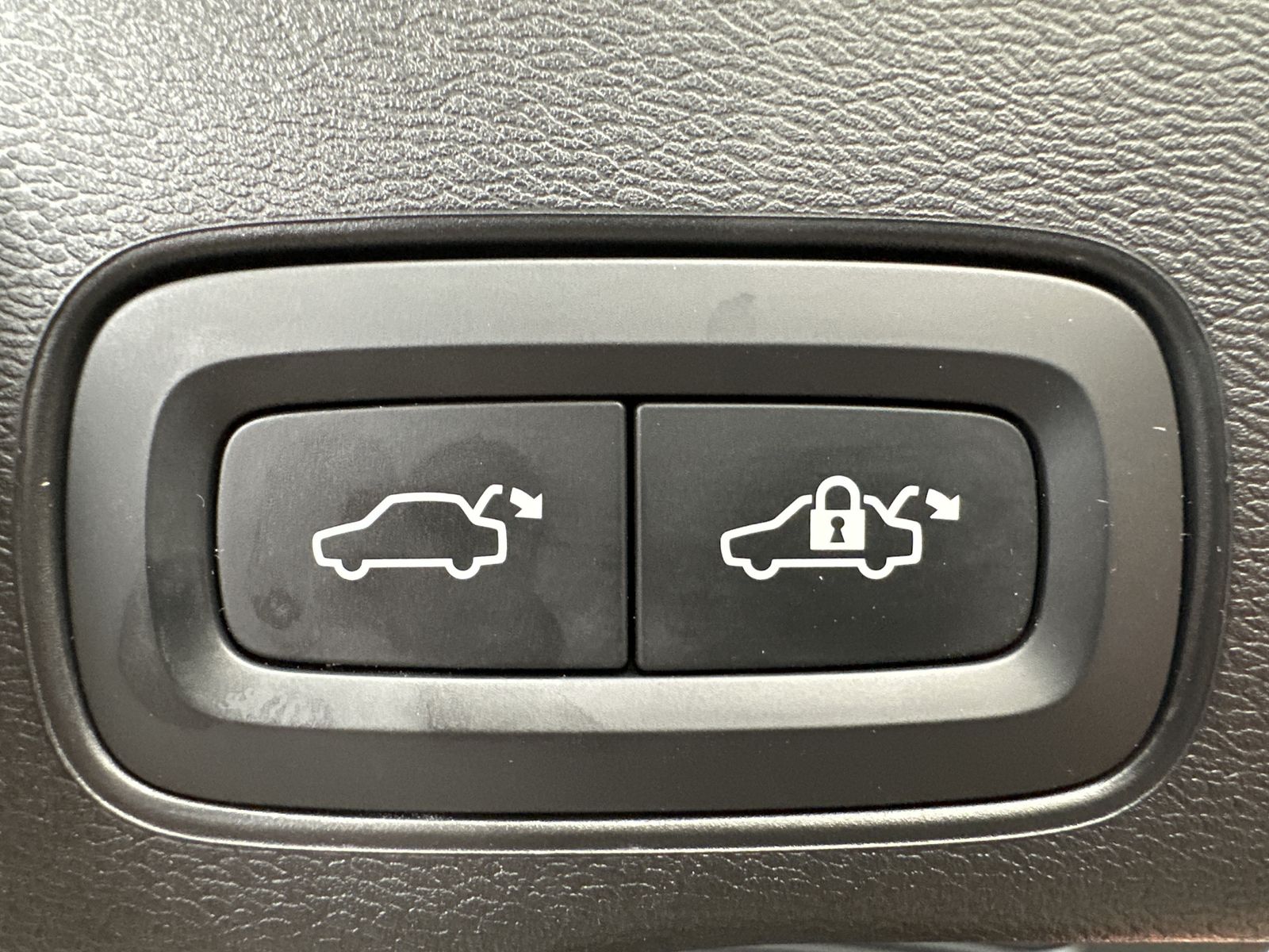 Fahrzeugabbildung Volvo XC60 T6 Hybrid AWD R-Design NAV+LED+AHK+PANO+ACC