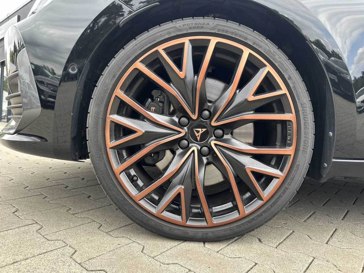 Fahrzeugabbildung CUPRA Leon Sportstourer 2.0TSI 245 PS DSG*AHK-Navi* - mit KI generiert/bearbeitet