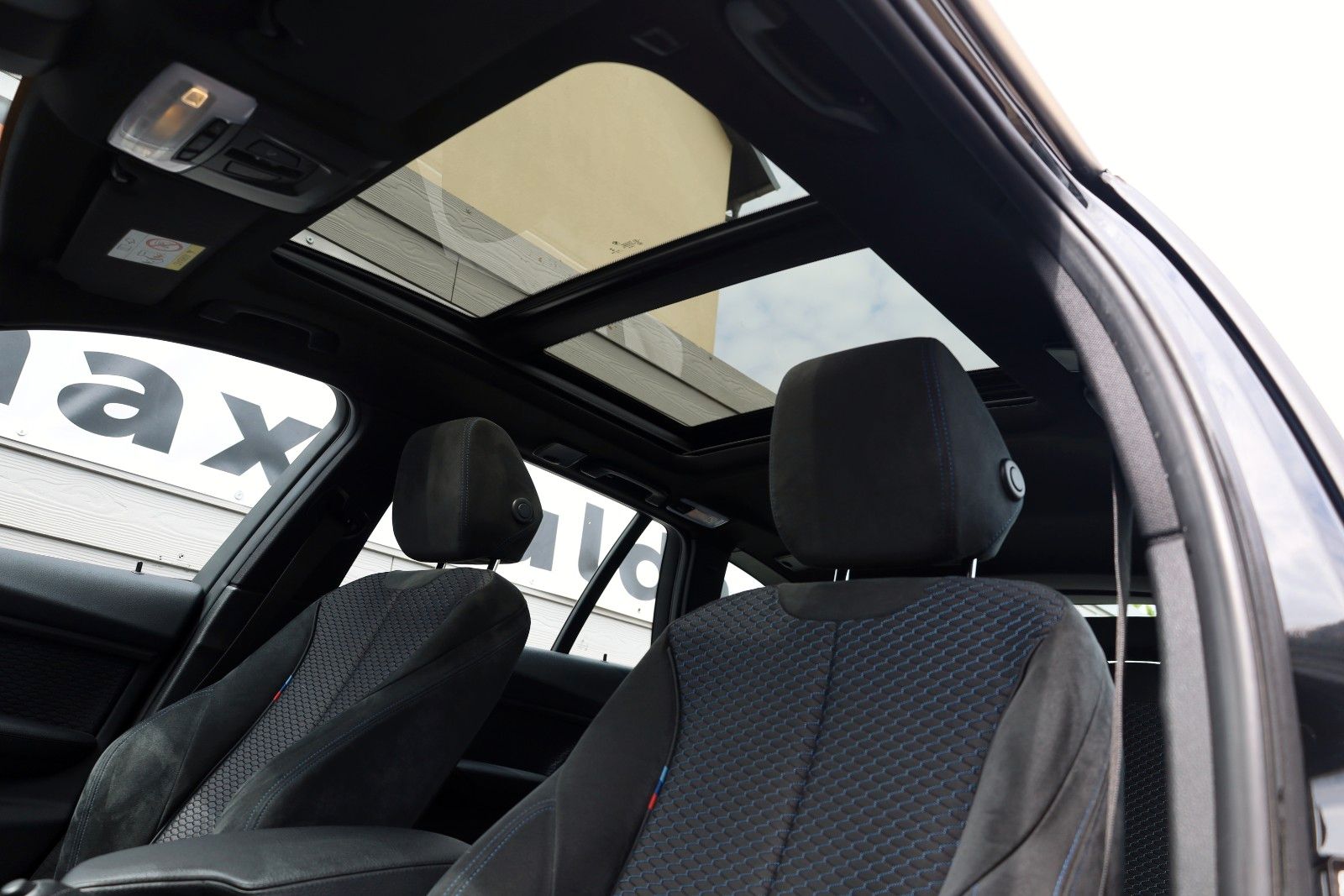 Fahrzeugabbildung BMW 328 i xDrive Touring,M Sport,Panorama,HUD,Kam+WR