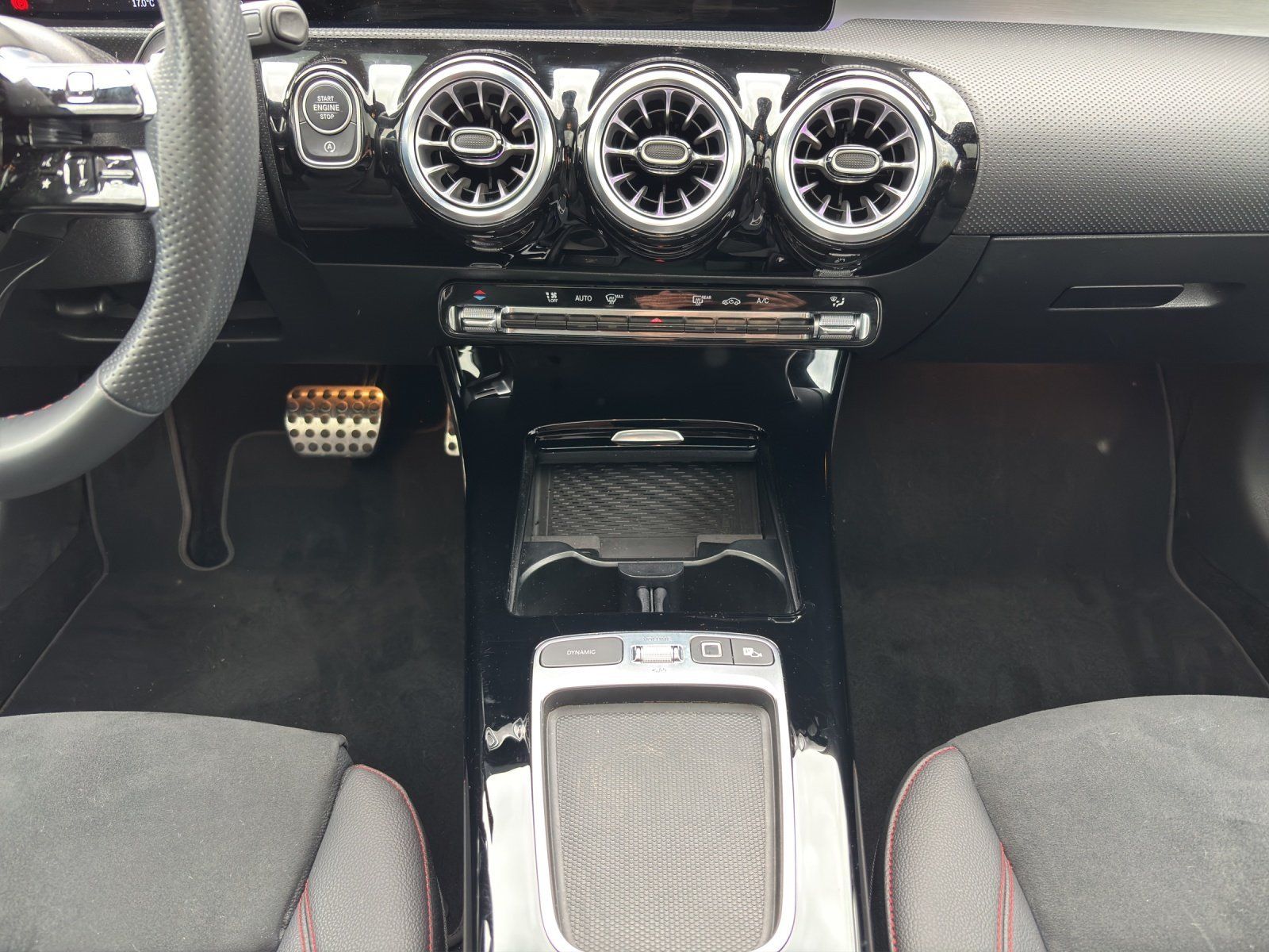 Fahrzeugabbildung Mercedes-Benz A 250 4M Lim AMG Pano NIGHT KeyGO MULTIBEAM