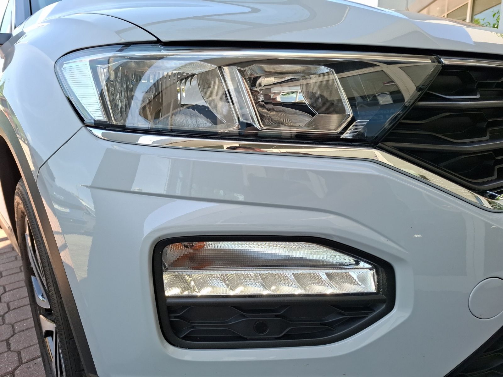 Fahrzeugabbildung Volkswagen T-Roc TSI Active DSG Kamera ACC Navi SH LM