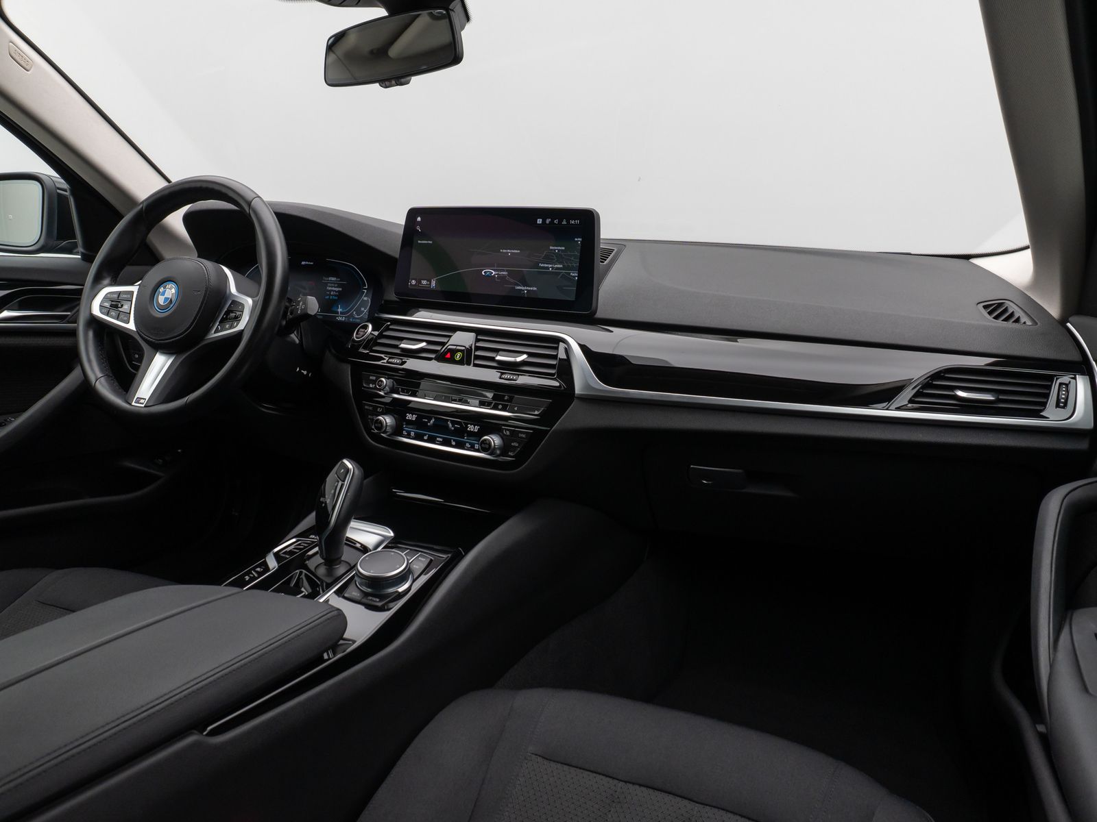 Fahrzeugabbildung BMW 530e Kamera DAB CockPitPro Stop&Go Alarm LED
