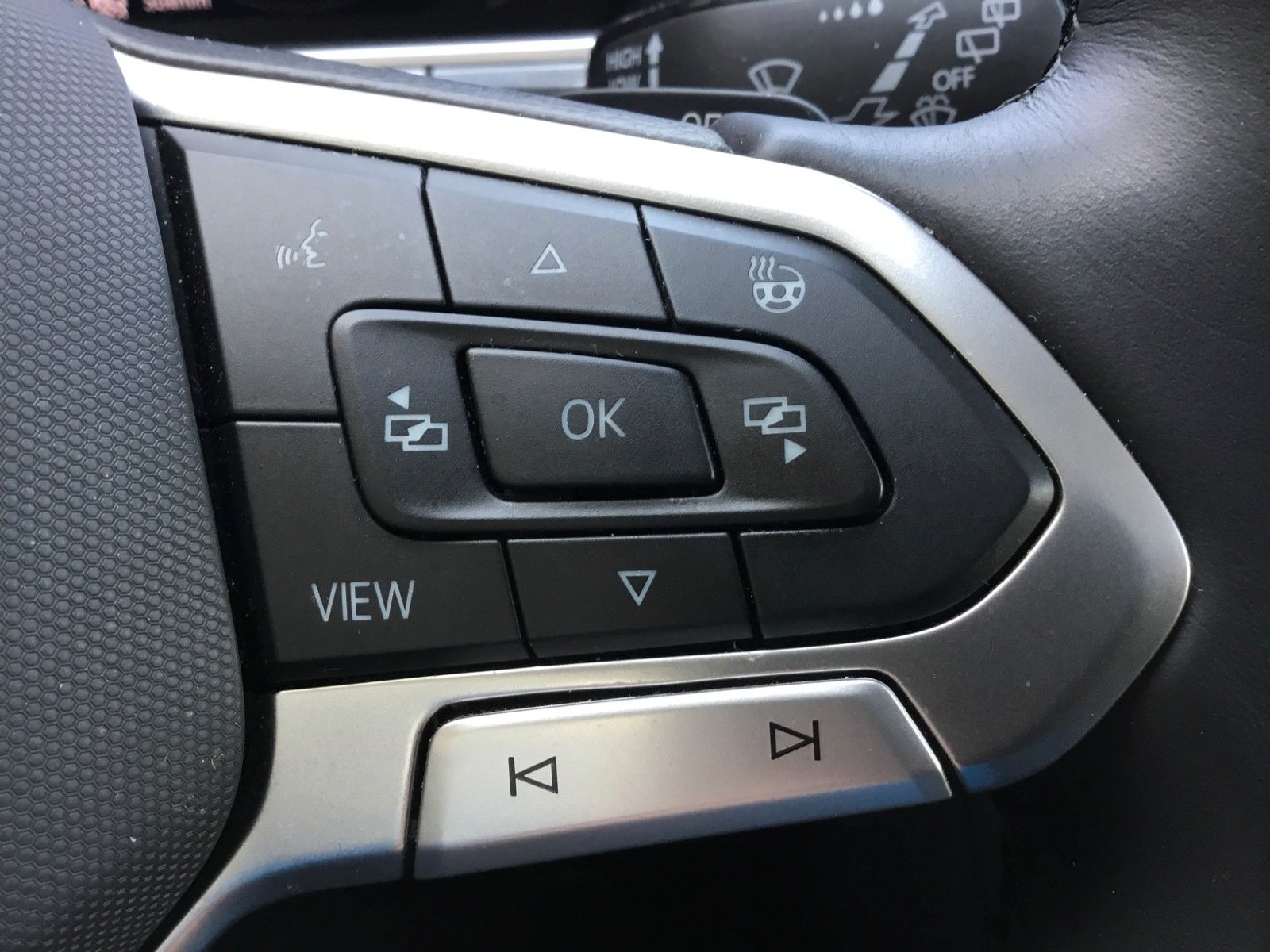 Fahrzeugabbildung Volkswagen T-Roc 1.5 TSI DSG Style+AHK+MatrixLED+ACC+Pano
