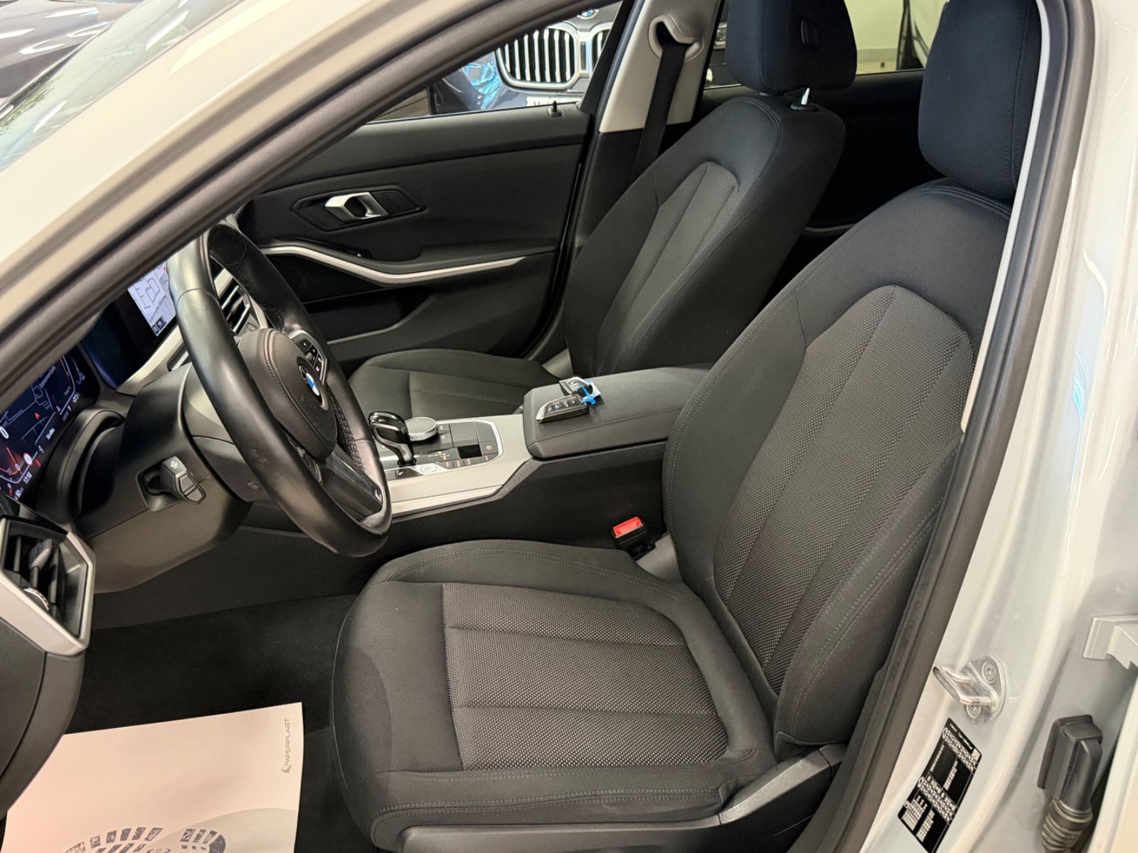 BMW 318d Advantage/Aut/Navi/KeyLess/HUD/Park&DrivAss foto 18