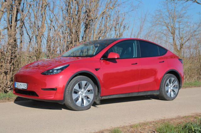 Tesla Model Y LR AWD in wunderschönem red-multicoat