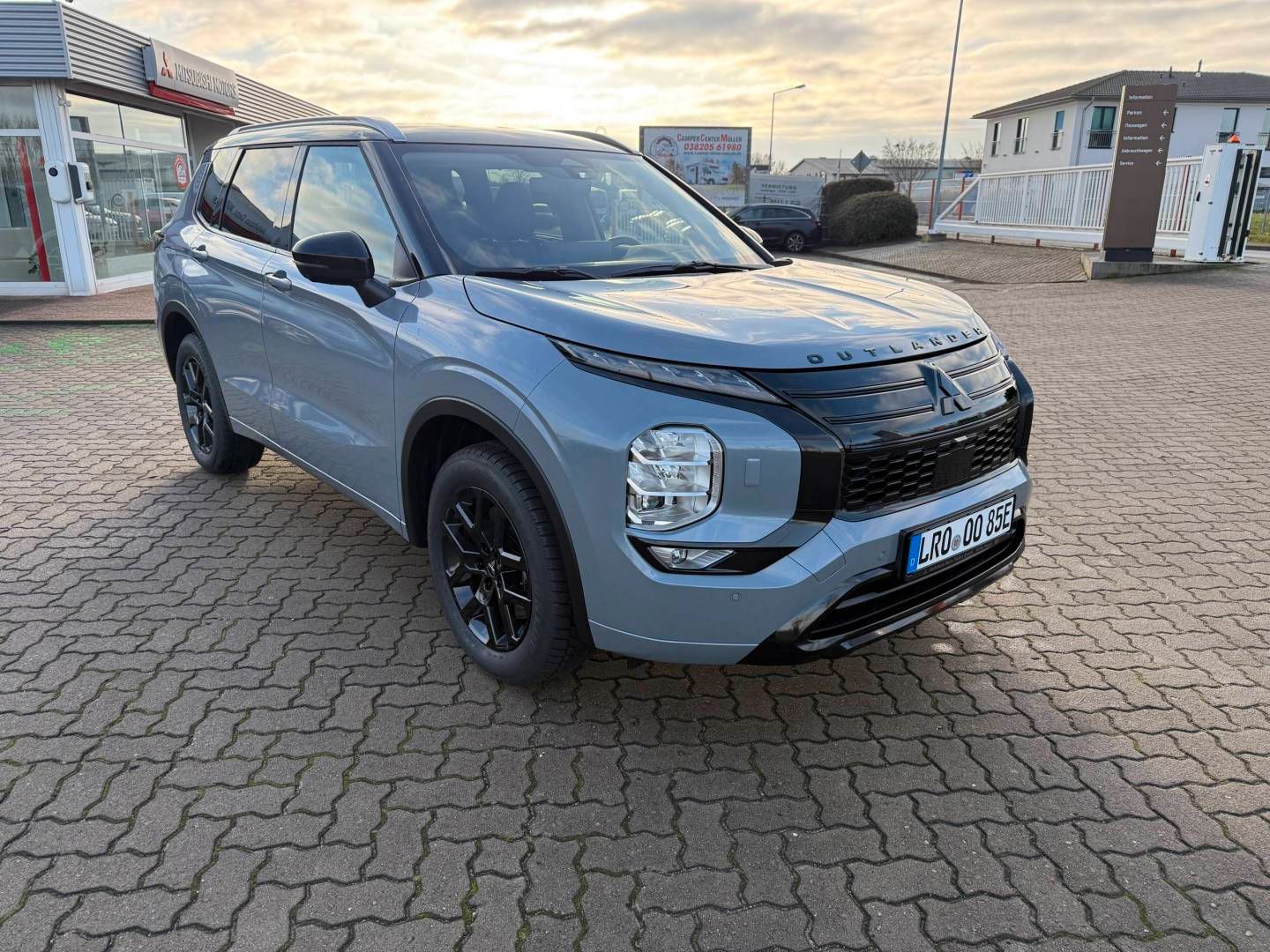 Fahrzeugabbildung Mitsubishi Outlander Plug-in TOP- Black Line