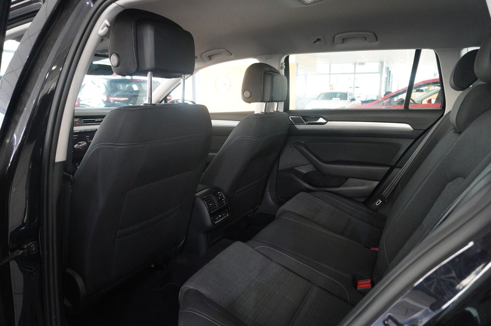 Fahrzeugabbildung Volkswagen Passat VARI. 2.0D BUSINESS 4M NAVI/KAMERA/SH/AHK