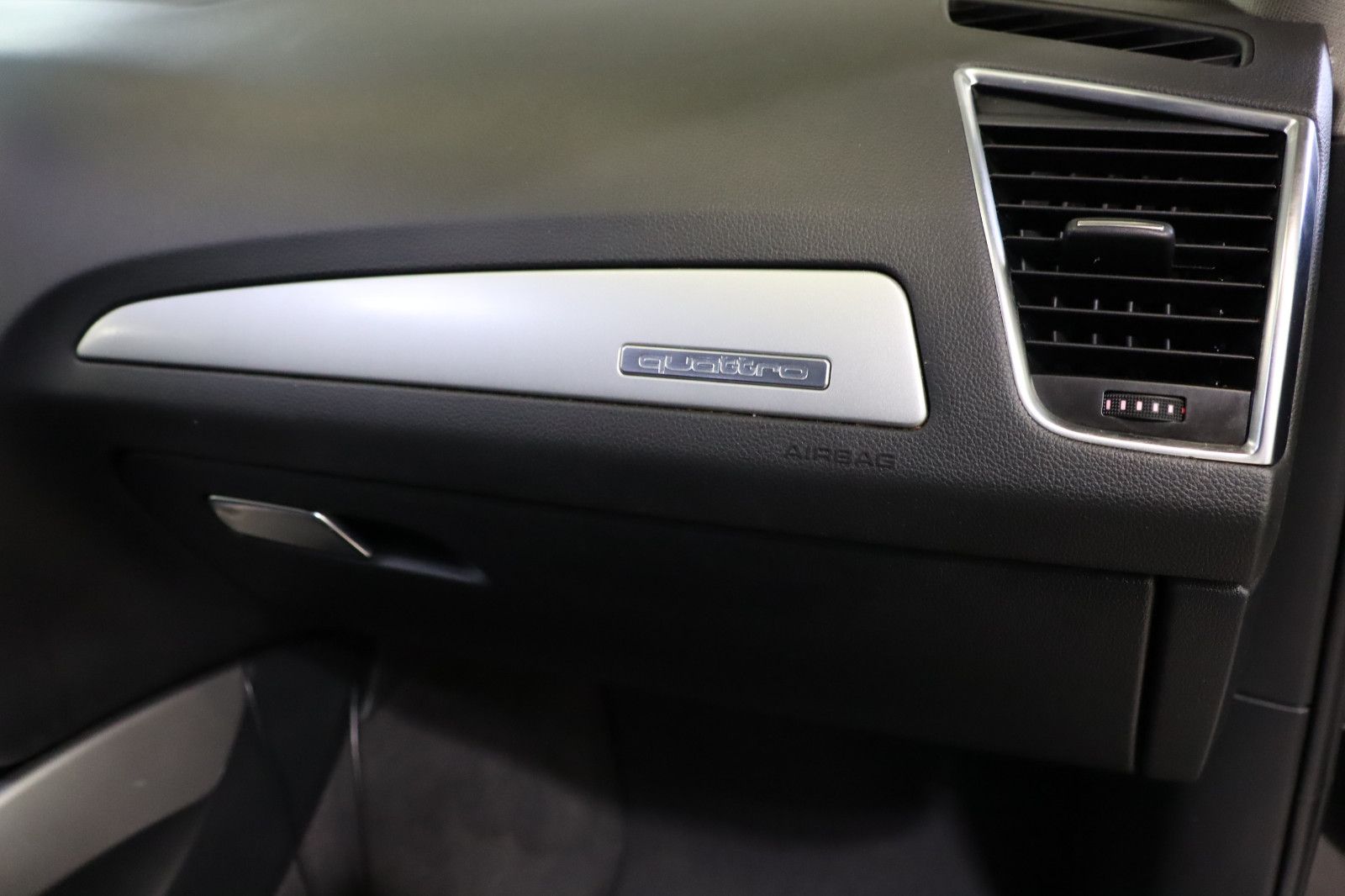 Fahrzeugabbildung Audi Q5 2.0 TDI quatt Navi Bi-Xenon PDC SHZ Tempomat