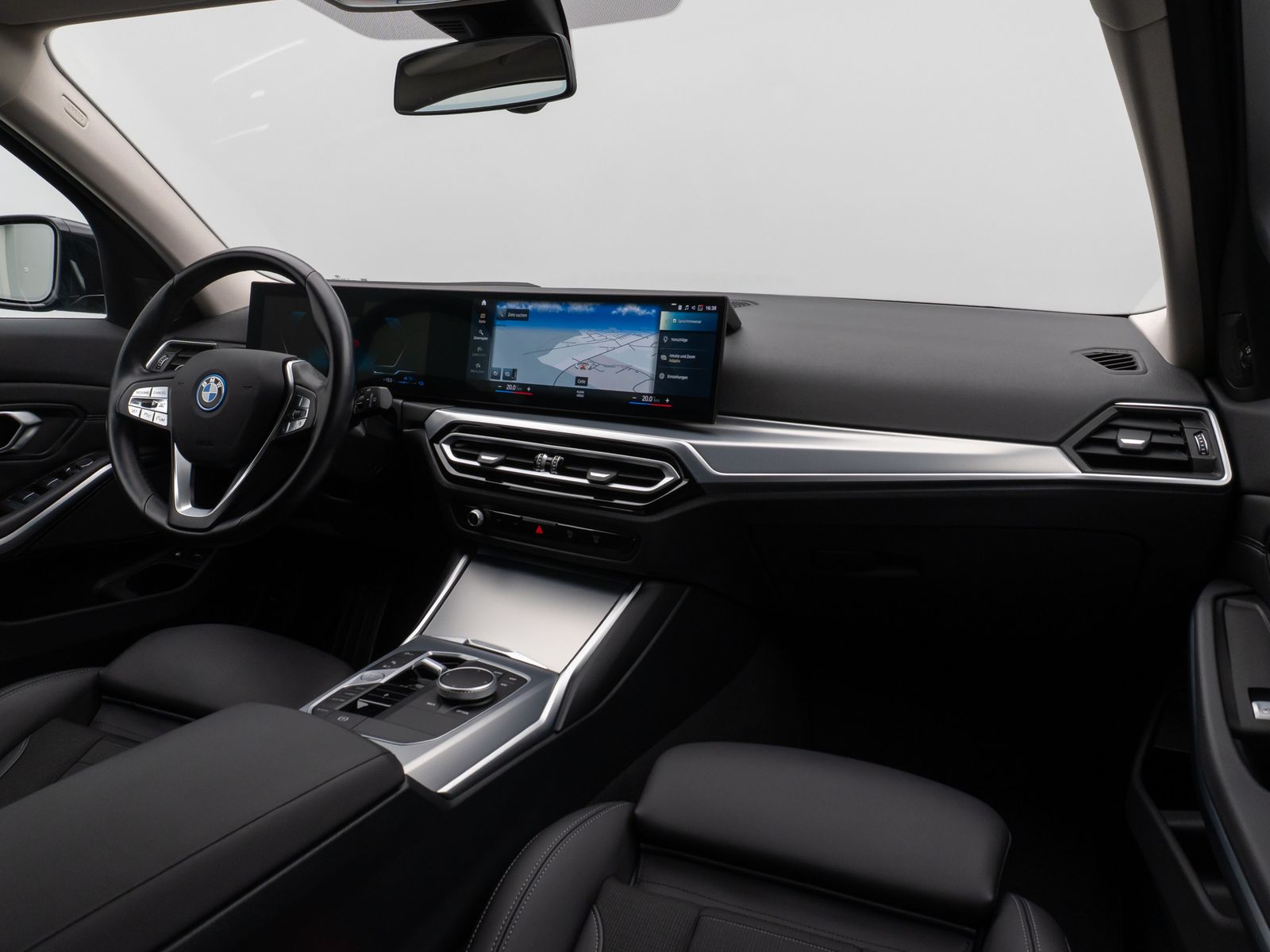 Fahrzeugabbildung BMW 320e Kamera HUD DAB H/K AHK Stop&Go Sport LED