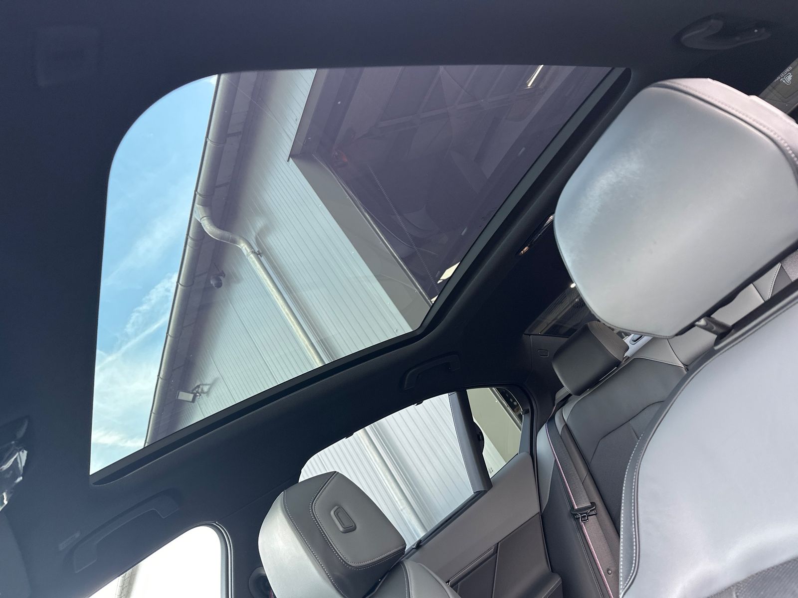 Fahrzeugabbildung BMW i5 M60 xDrive NAV+LED+PANO+AHK+21ZO+360°+DAP+B&W