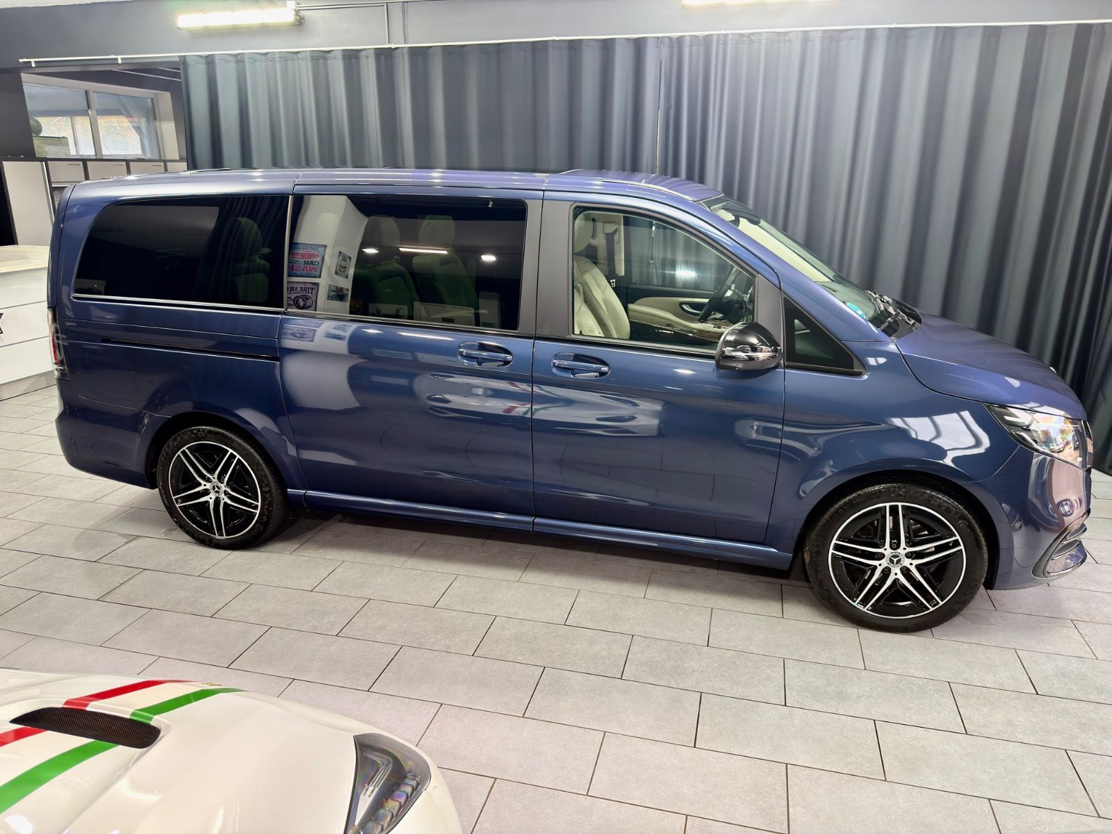 Fahrzeugabbildung Mercedes-Benz V250d lang EXCLUSIVE|AMG|BURMESTER|PANO|ACC|360°