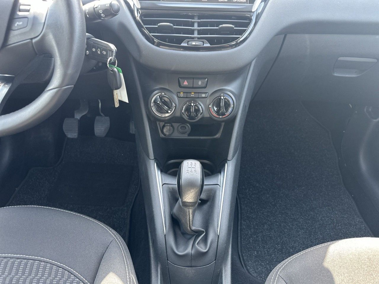 Fahrzeugabbildung Peugeot 208 PureTech 82 1.2*2Hnd-PDC-E6* - mit KI generiert/bearbeitet