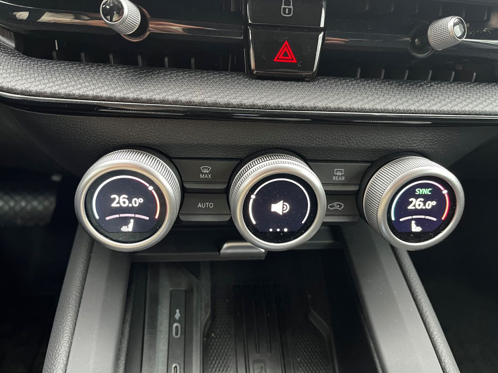 Fahrzeugabbildung SKODA Superb Combi 1.5 TSI NAV SHZ KAM PDC LED ALU DAB